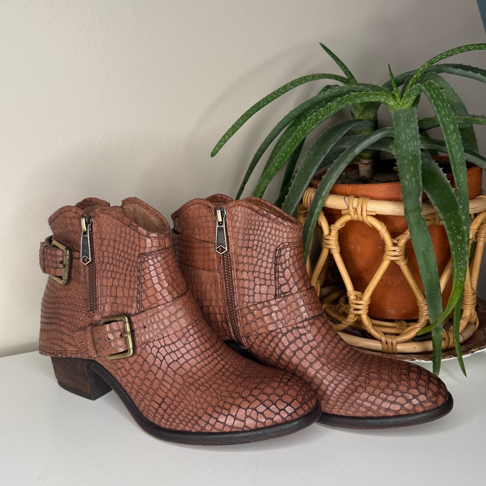 Donald J Pliner Dalis Western Couture Ankle Boots Snakeskin Embossed Leather 8M